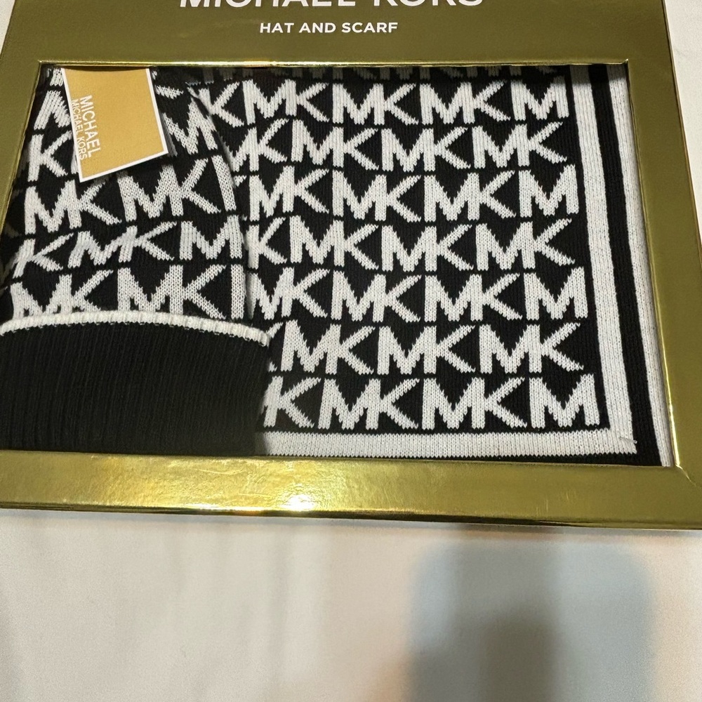 Michael Kors Women’s Hat And Scarf | Size O/S.Color Black/ White